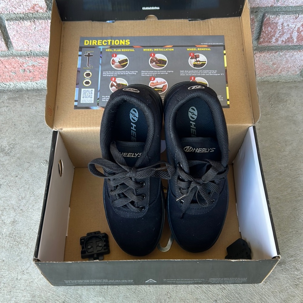 Brand New!! Heelys Shoes!!